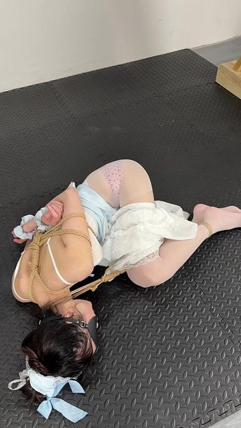 Cute Girl G-gate Training
